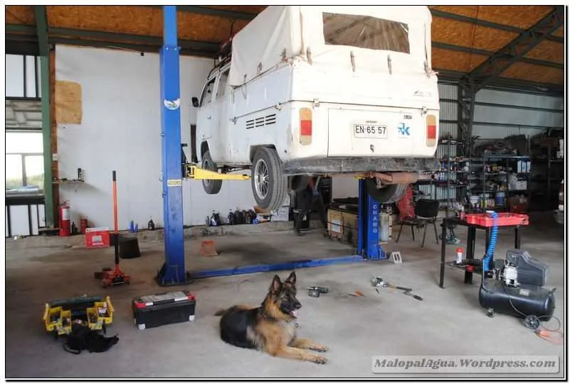Vehículo overlander en el taller Rolling Tool.