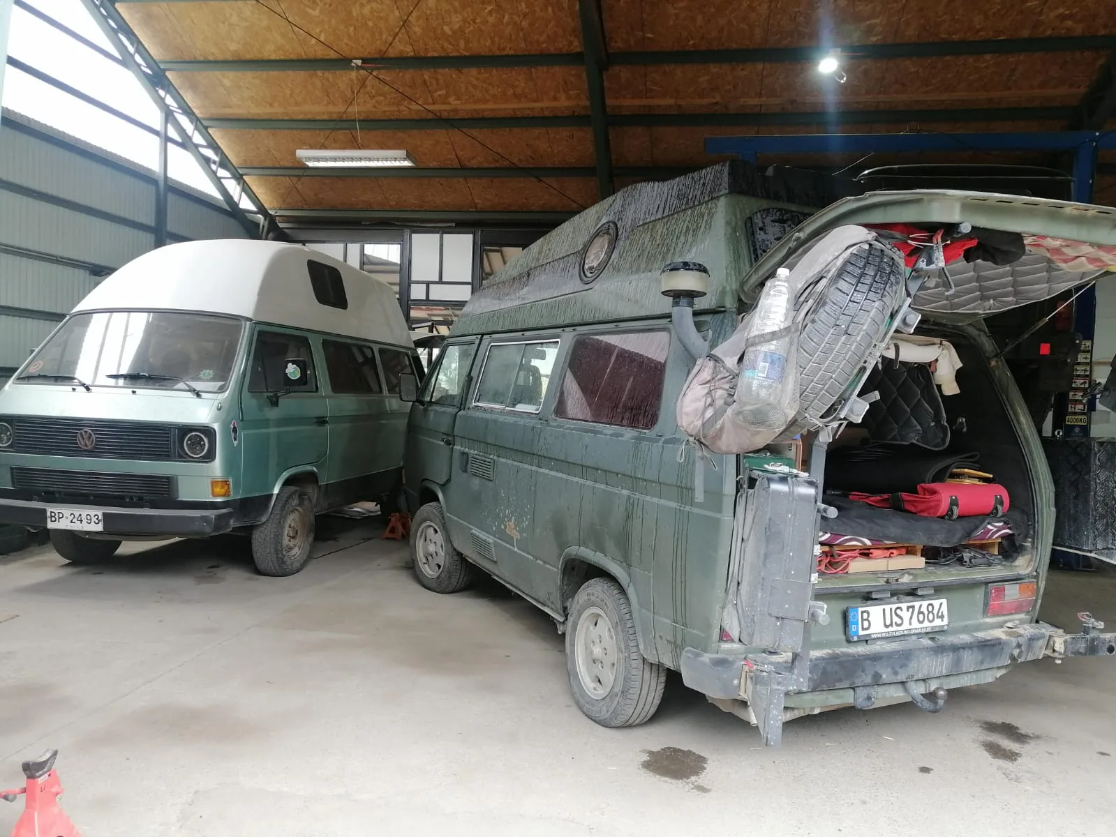 Motor y zona de trabajo en el taller Rolling Tool.