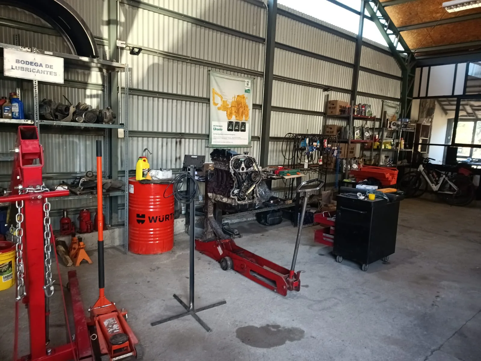 Interior del taller con vehículo en reparación